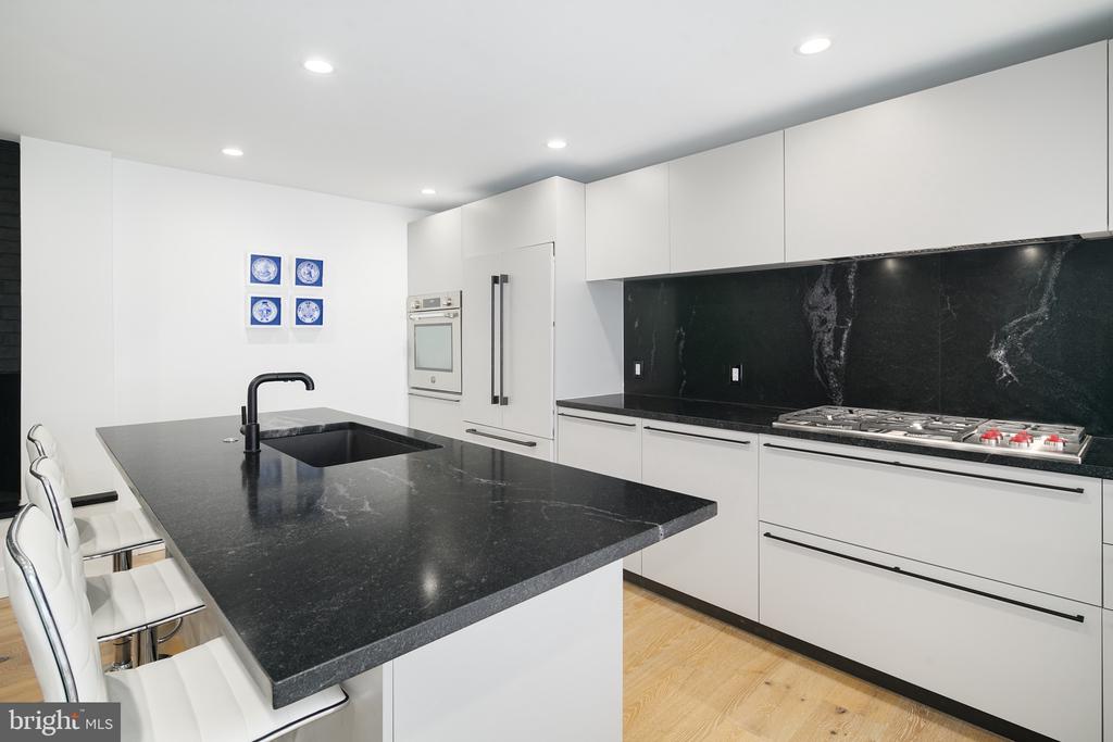 1126 LOMBARD STREET 1/2