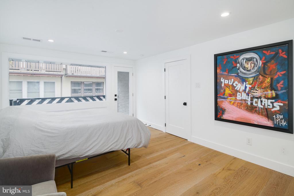 1126 LOMBARD STREET 1/2