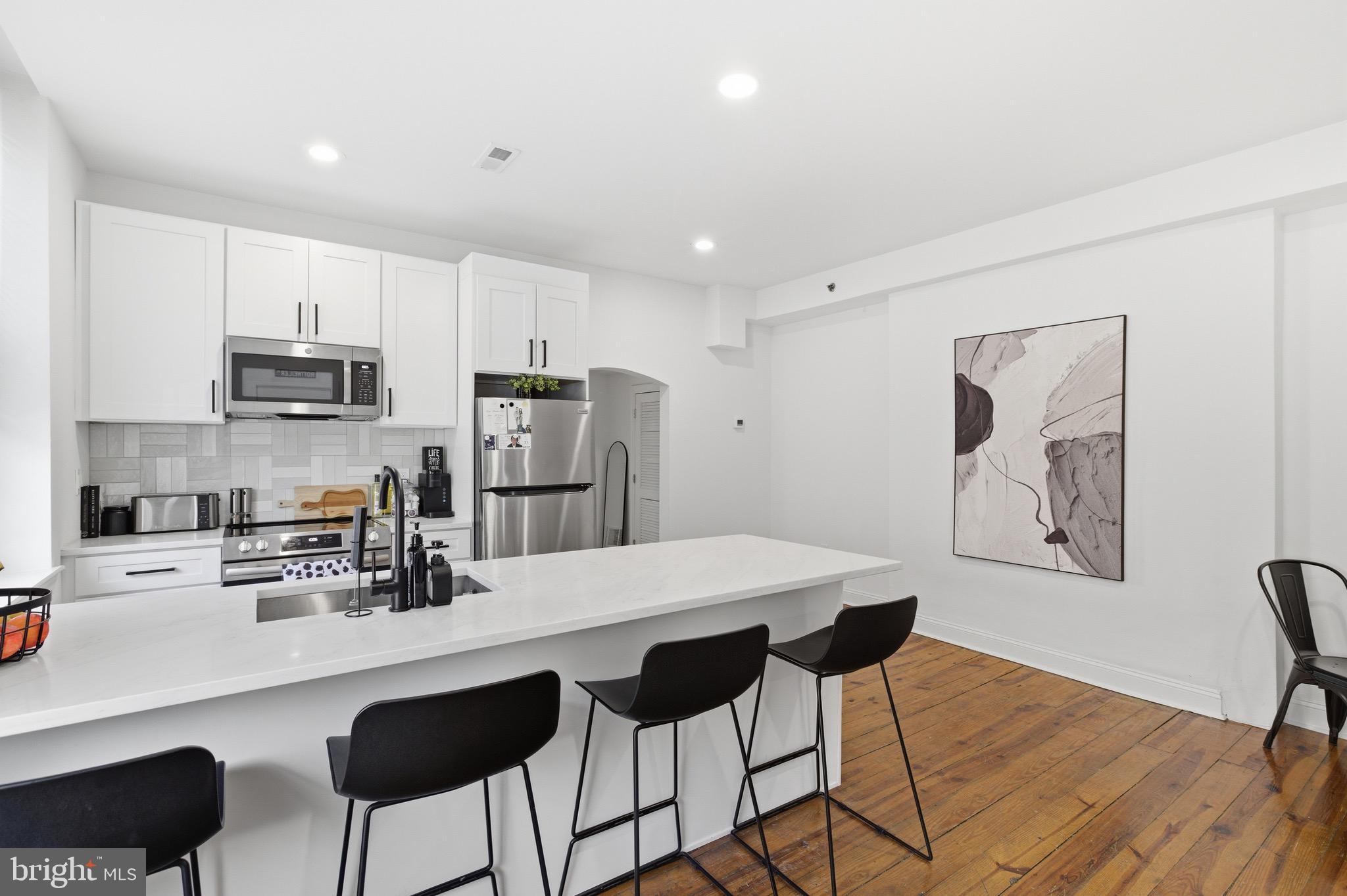 935 E PASSYUNK AVENUE 2ND FLOOR