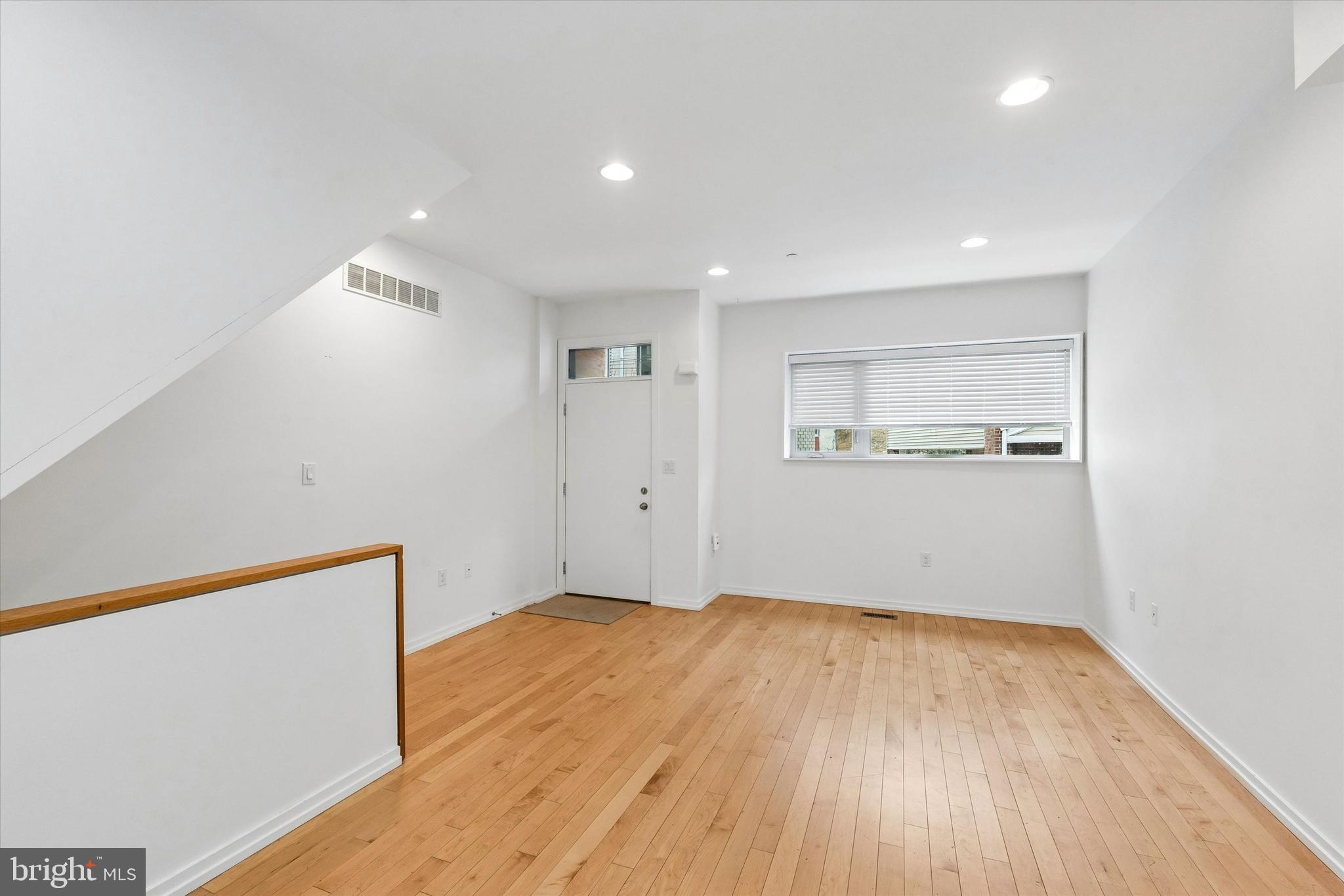 936 N LEITHGOW STREET