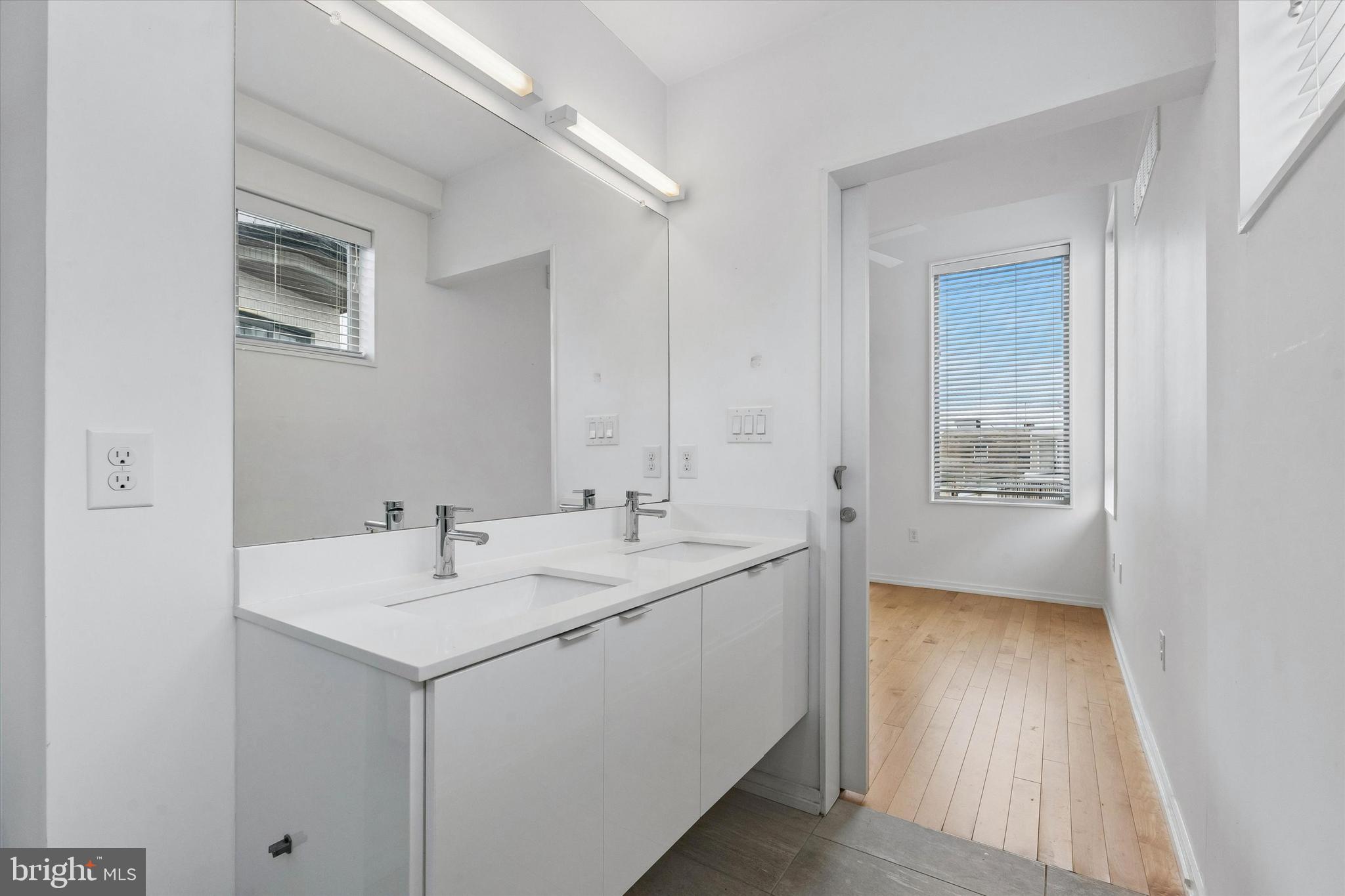 936 N LEITHGOW STREET