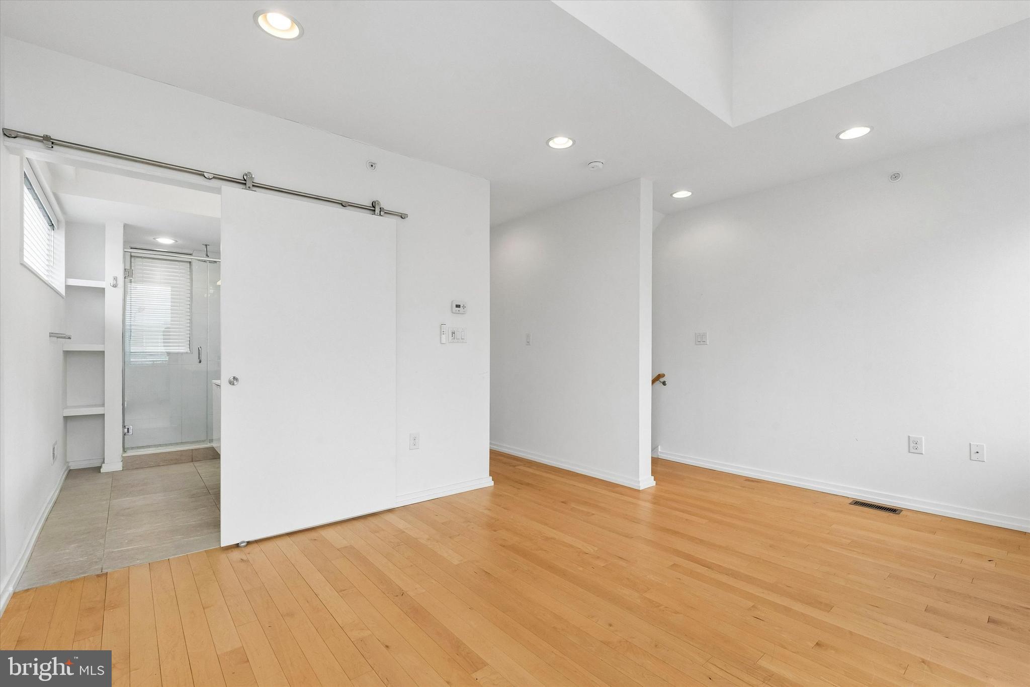 936 N LEITHGOW STREET