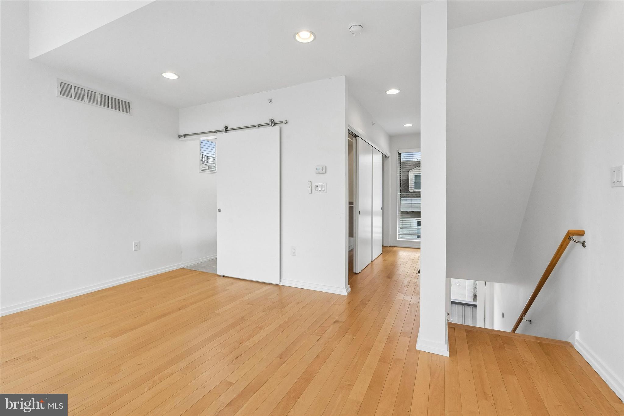 936 N LEITHGOW STREET