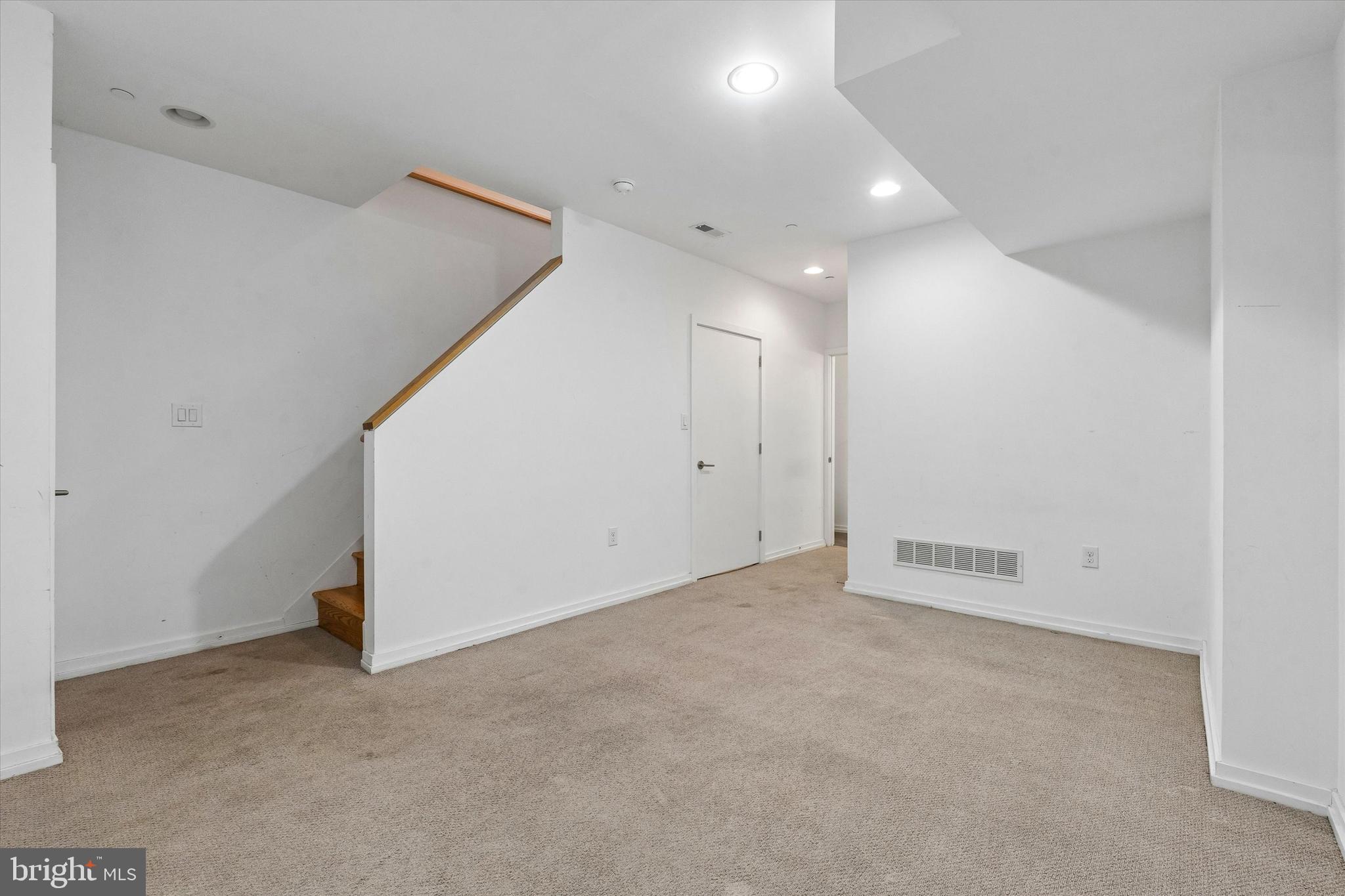 936 N LEITHGOW STREET