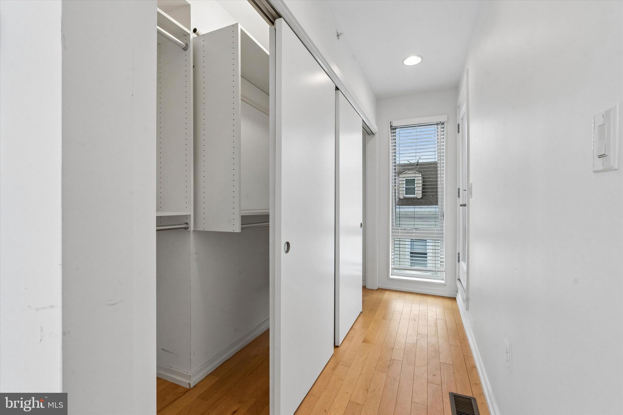 936 N LEITHGOW STREET