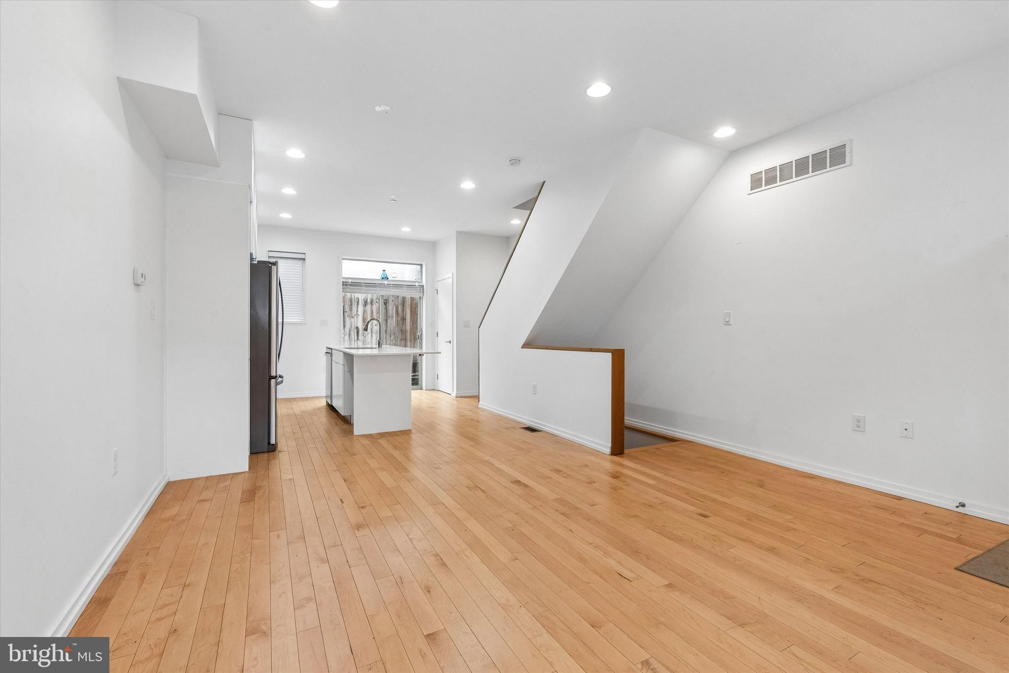 936 N LEITHGOW STREET