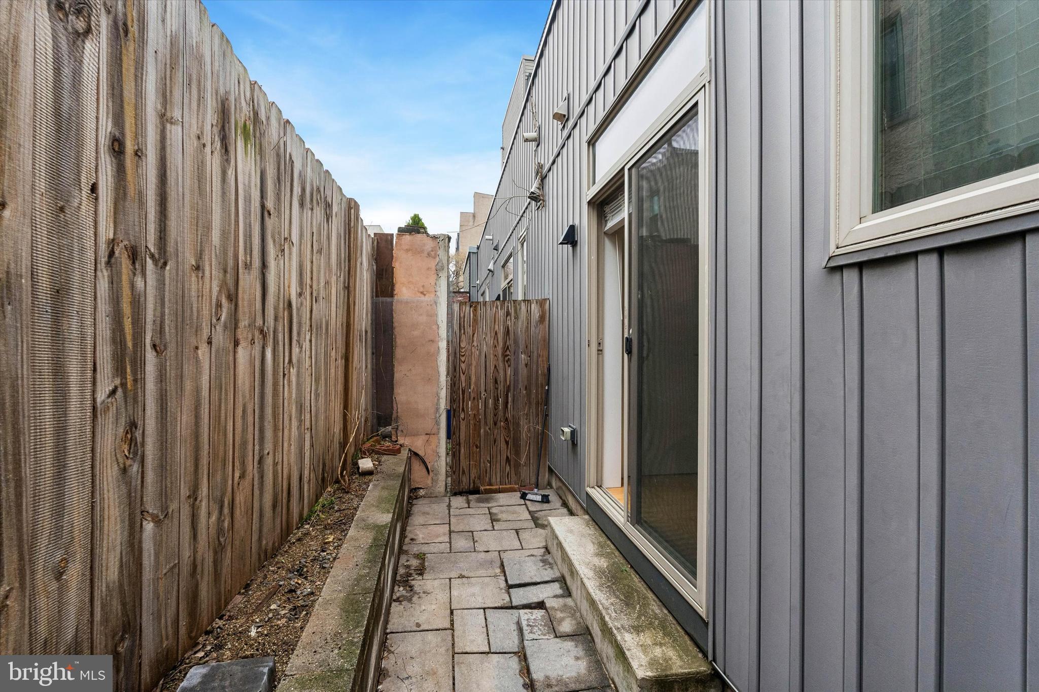 936 N LEITHGOW STREET