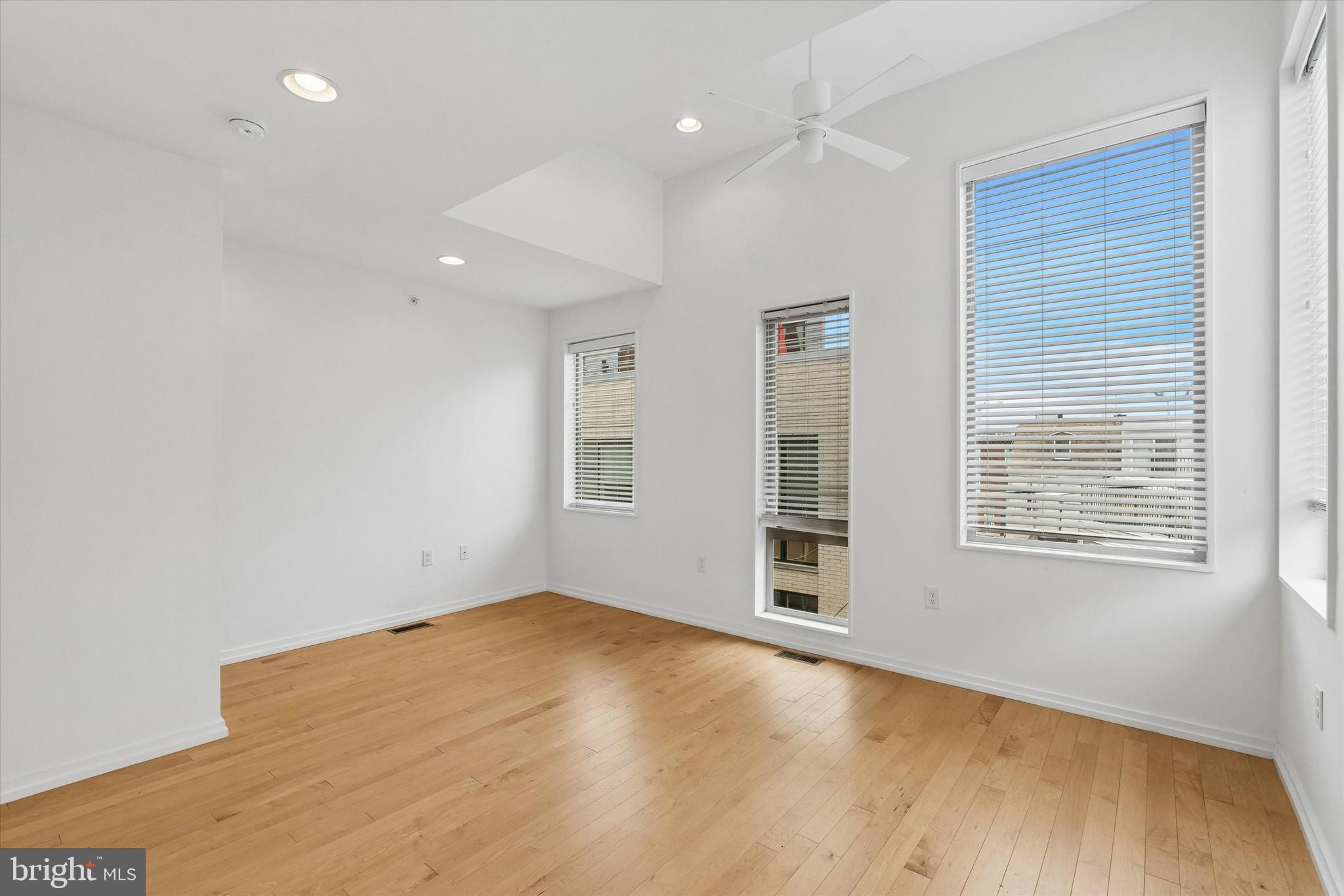 936 N LEITHGOW STREET