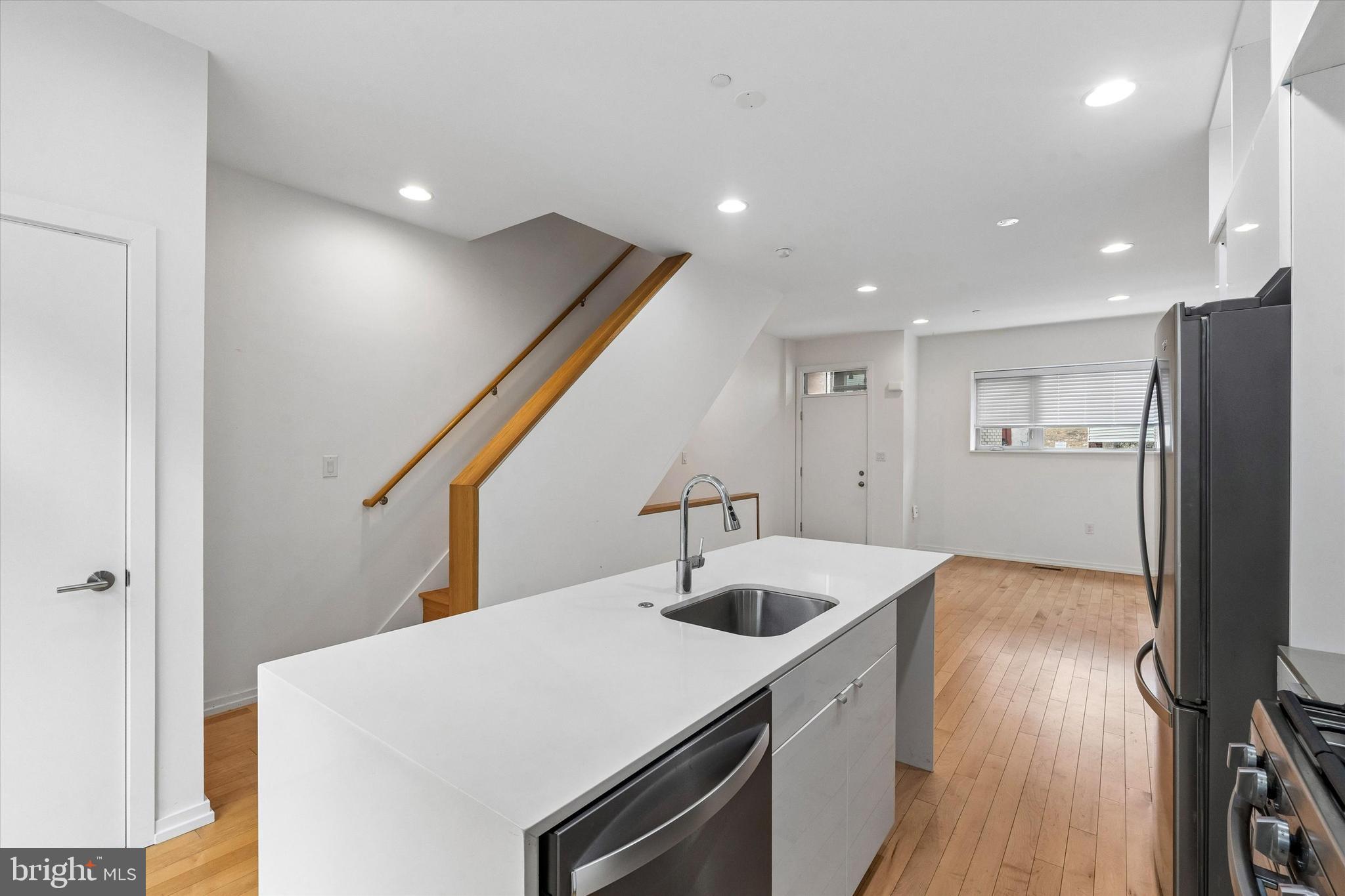 936 N LEITHGOW STREET