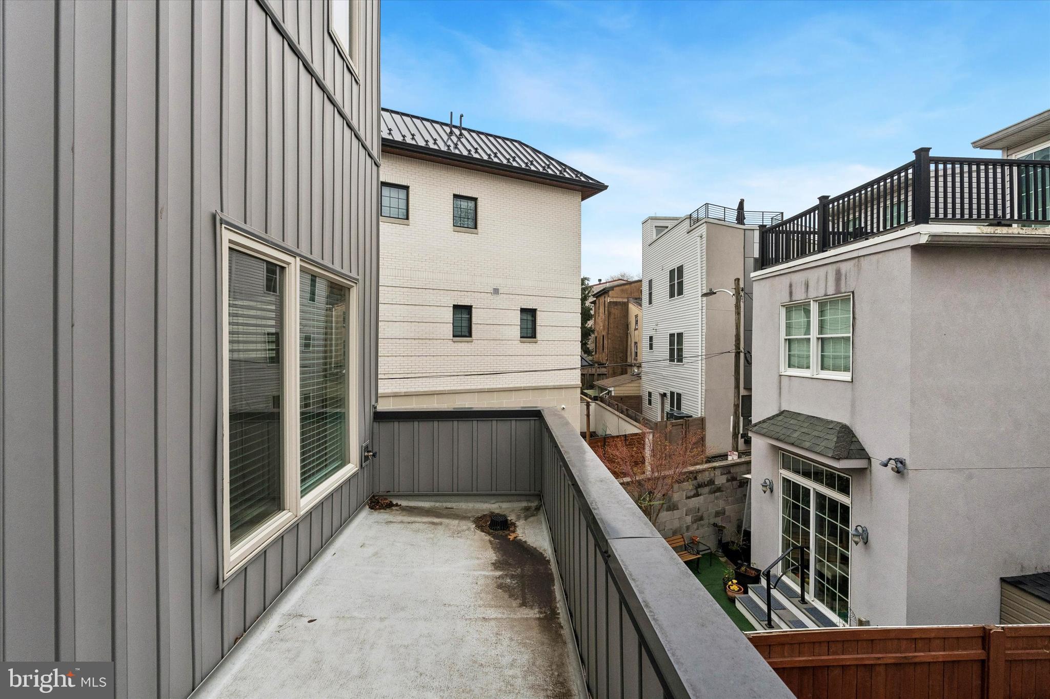 936 N LEITHGOW STREET