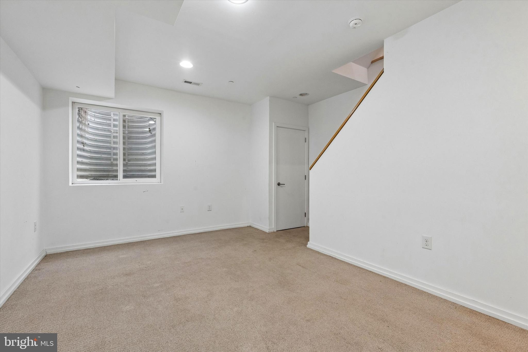 936 N LEITHGOW STREET