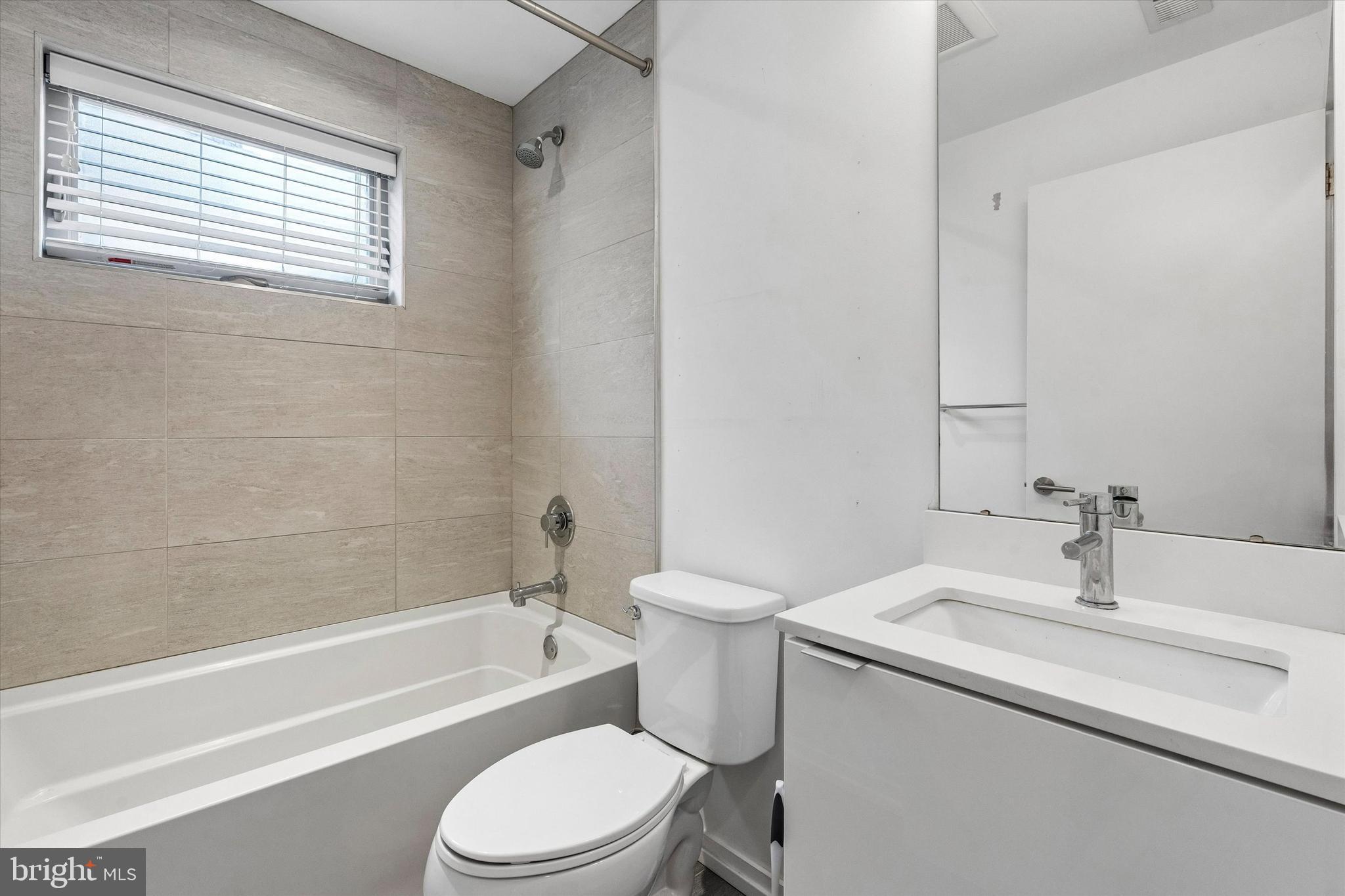 936 N LEITHGOW STREET