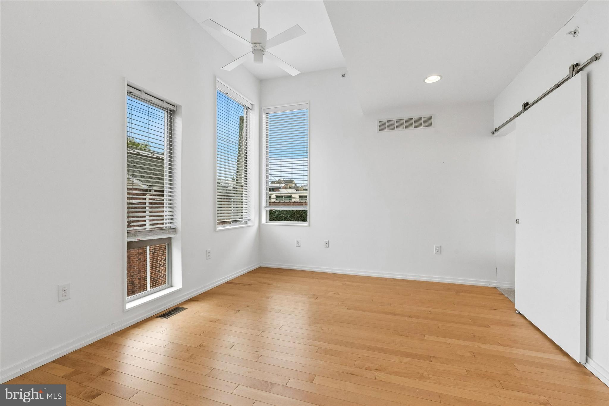 936 N LEITHGOW STREET