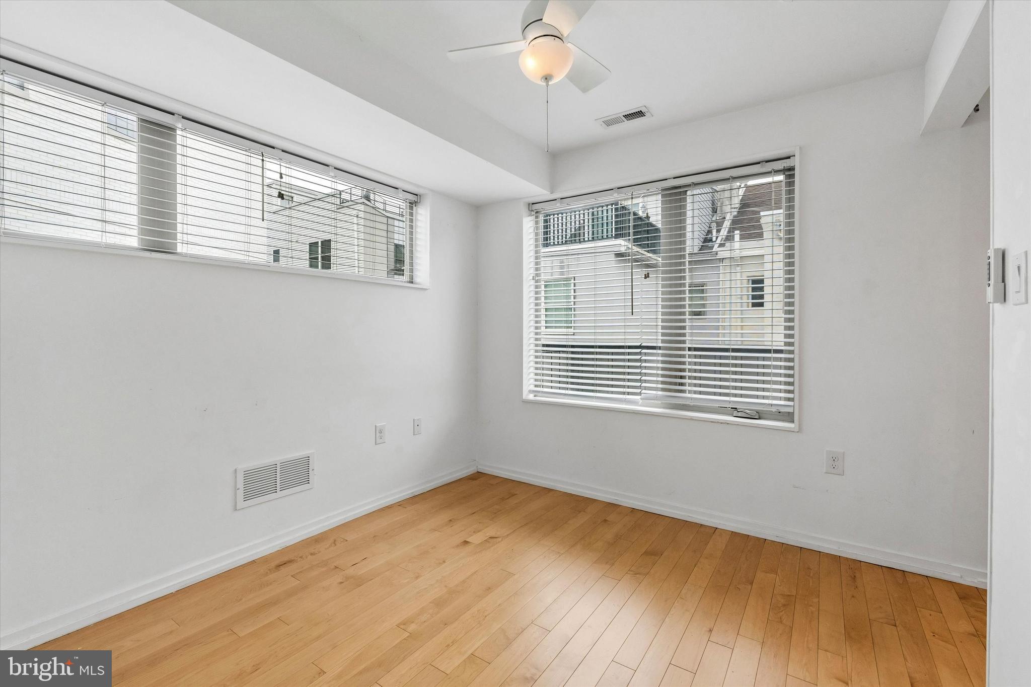 936 N LEITHGOW STREET