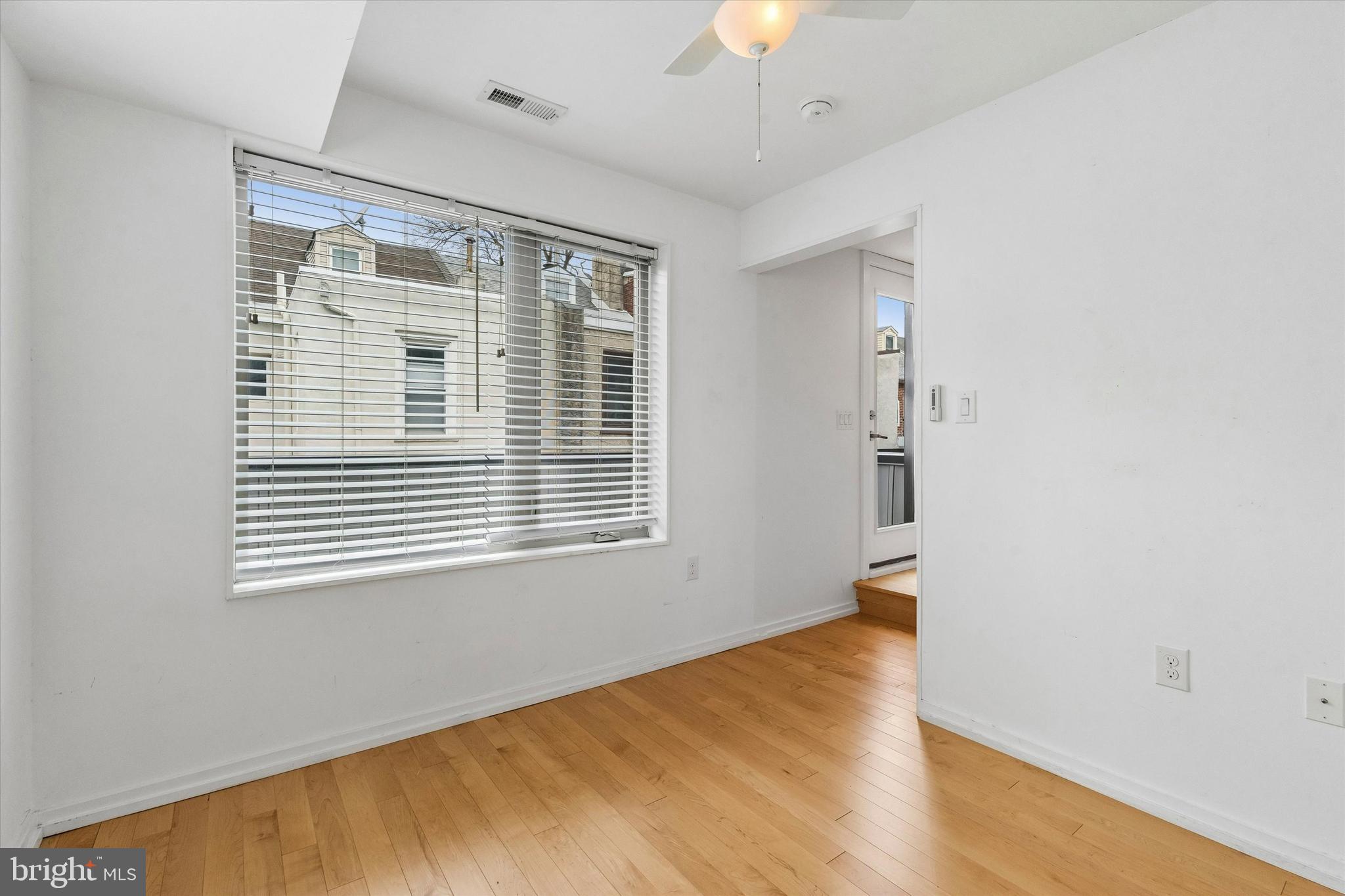 936 N LEITHGOW STREET