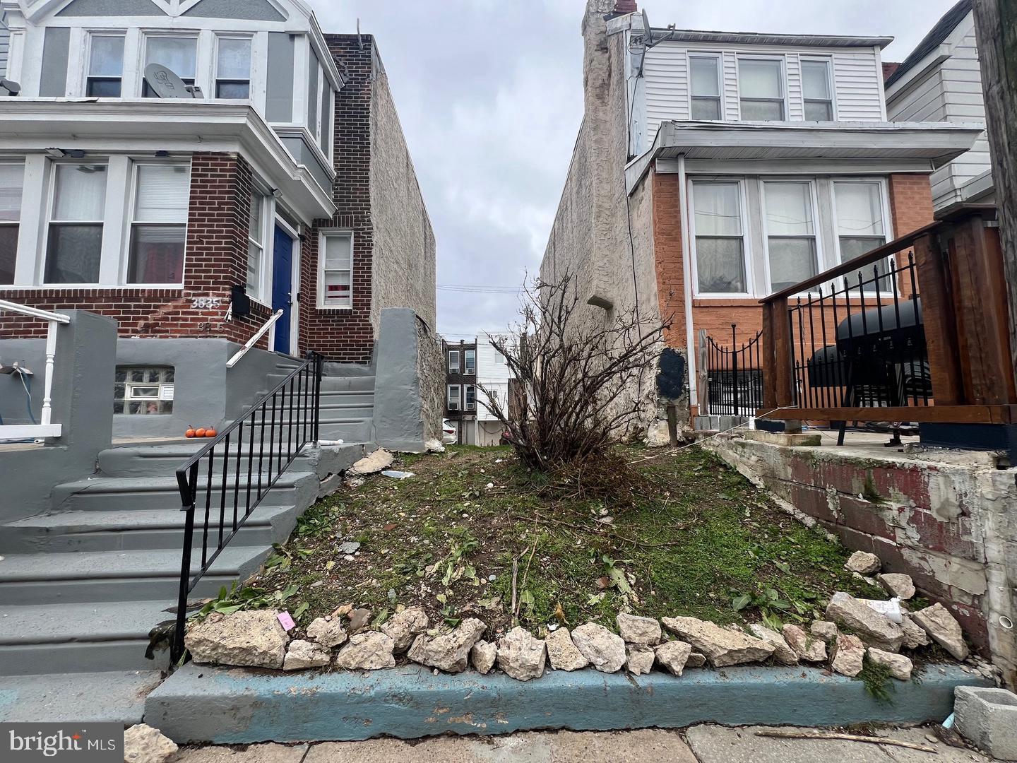 3833 LAWNDALE STREET