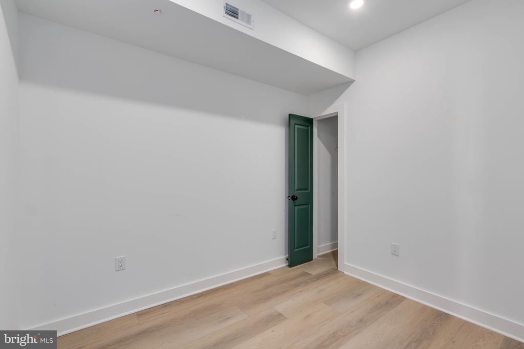1223 W LEHIGH AVENUE B