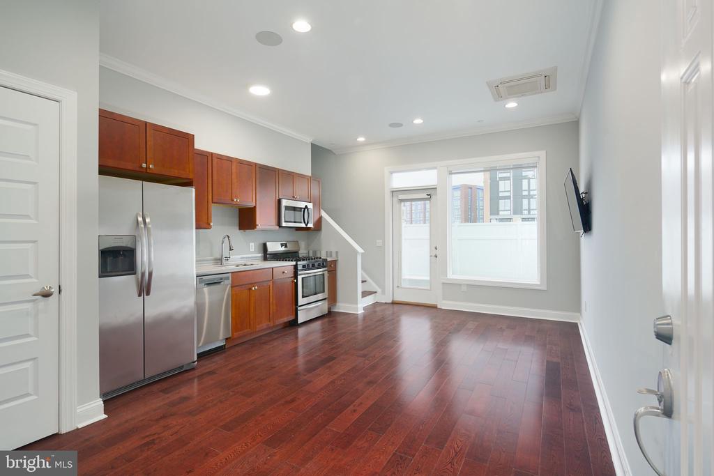 901 N FRONT STREET 8