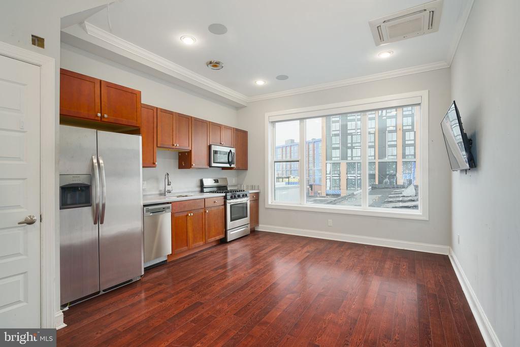 901 N FRONT STREET 8