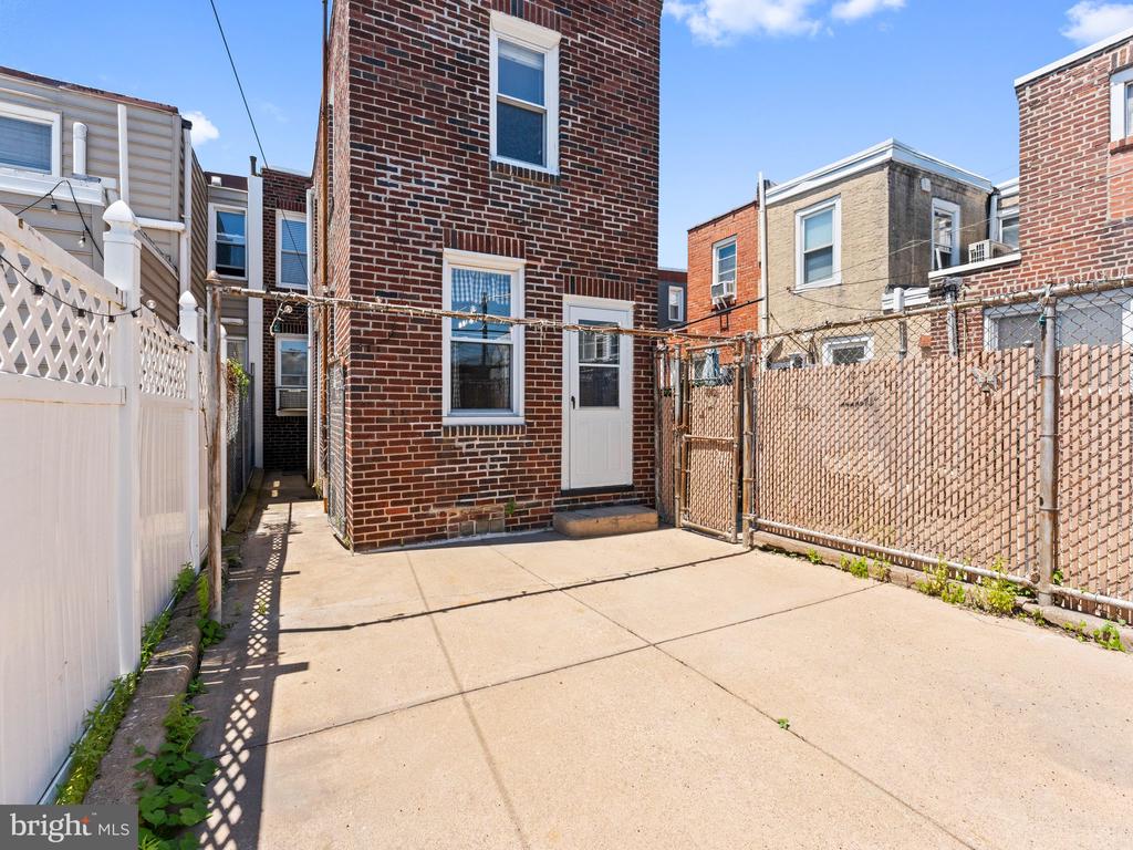 2325 E SERGEANT STREET
