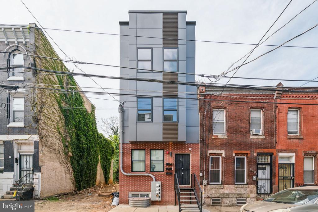 1028 W DAUPHIN STREET 3