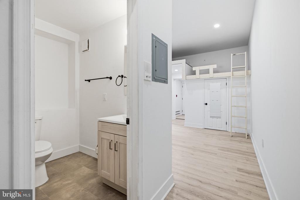 4242 PINE STREET Unit: 1B
