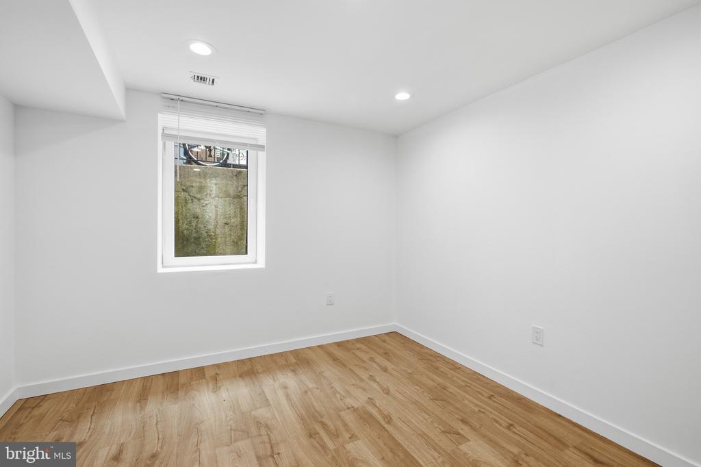 2162 E YORK STREET Unit: 1R