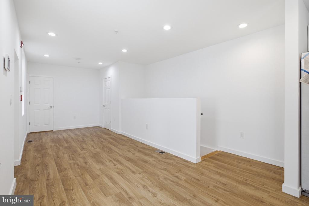2162 E YORK STREET Unit: 1R