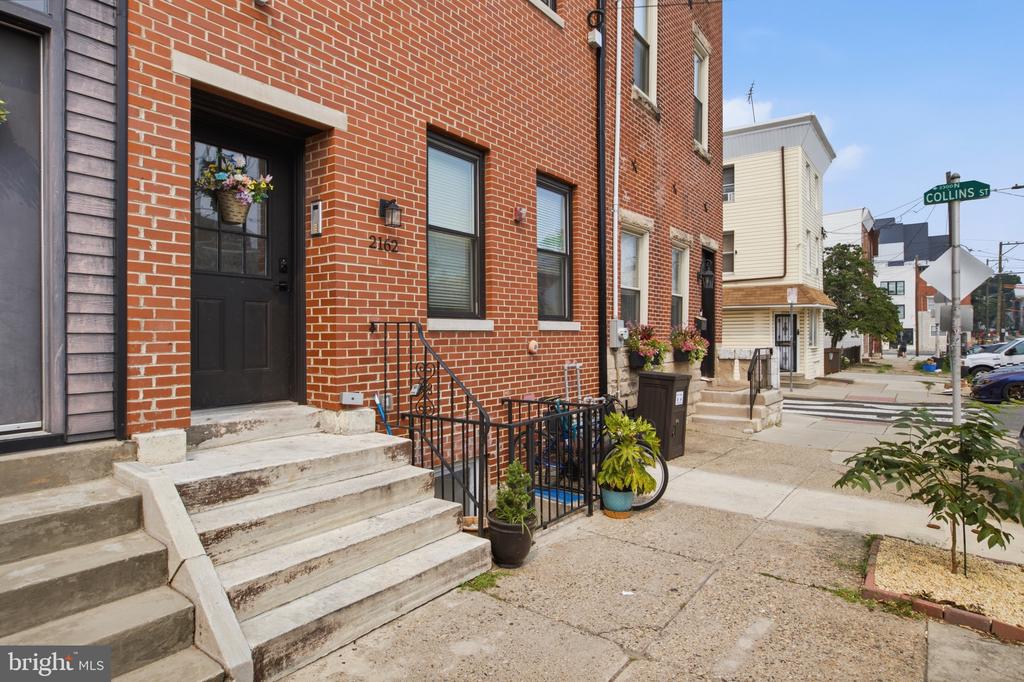 2162 E YORK STREET Unit: 1R