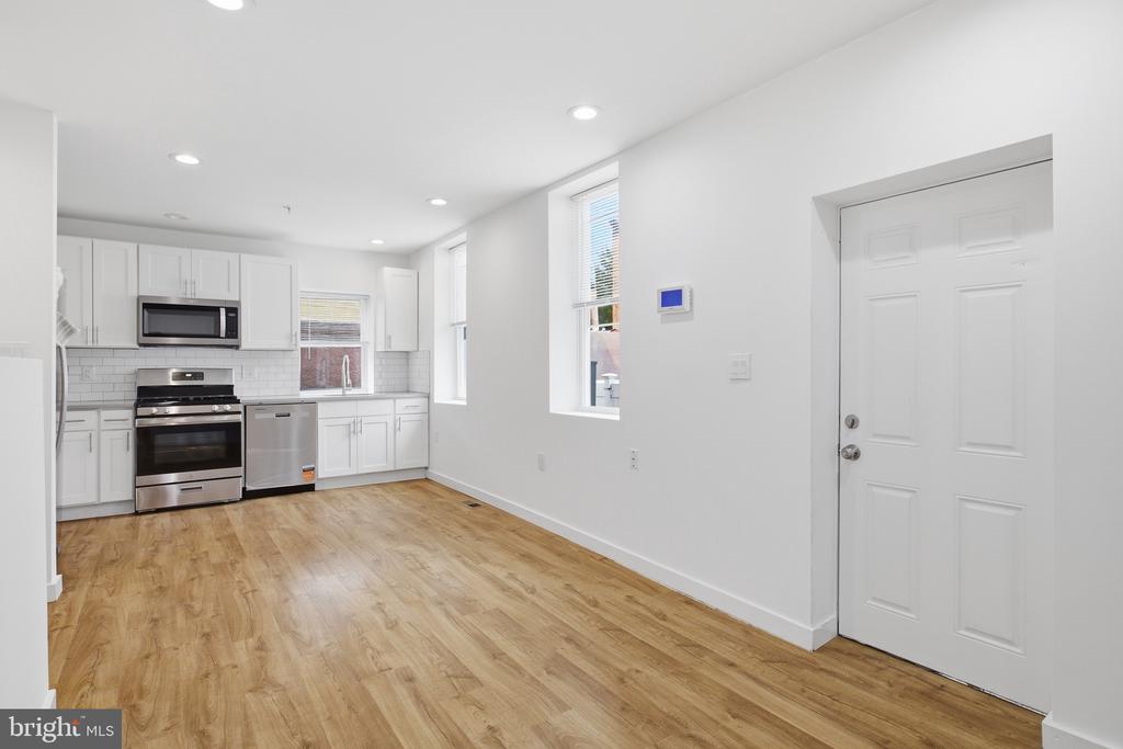 2162 E YORK STREET Unit: 1R