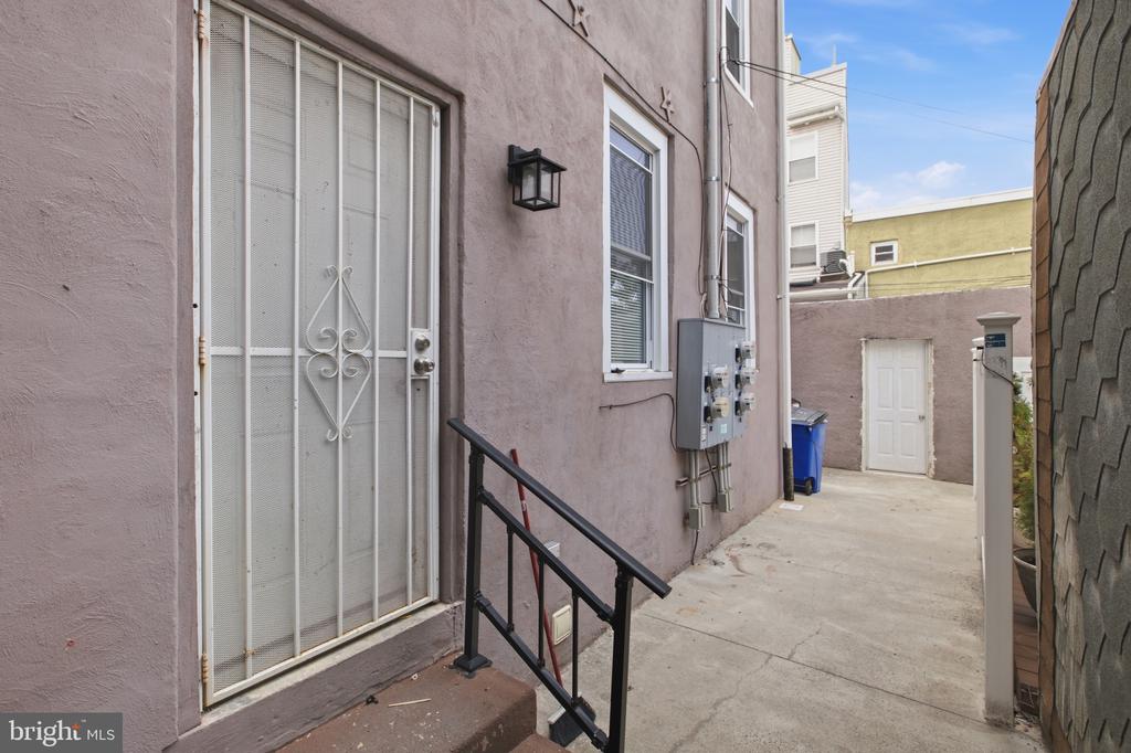 2162 E YORK STREET Unit: 1R