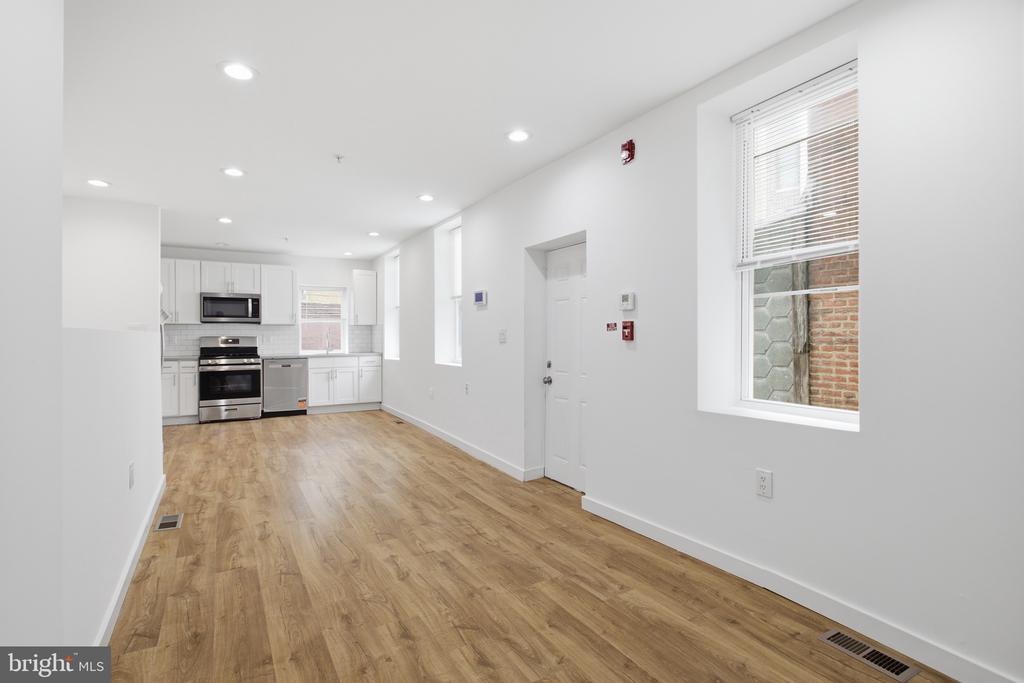 2162 E YORK STREET Unit: 1R