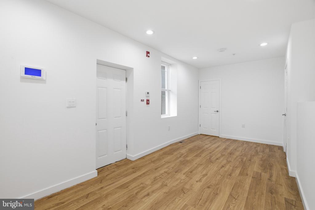 2162 E YORK STREET Unit: 1R