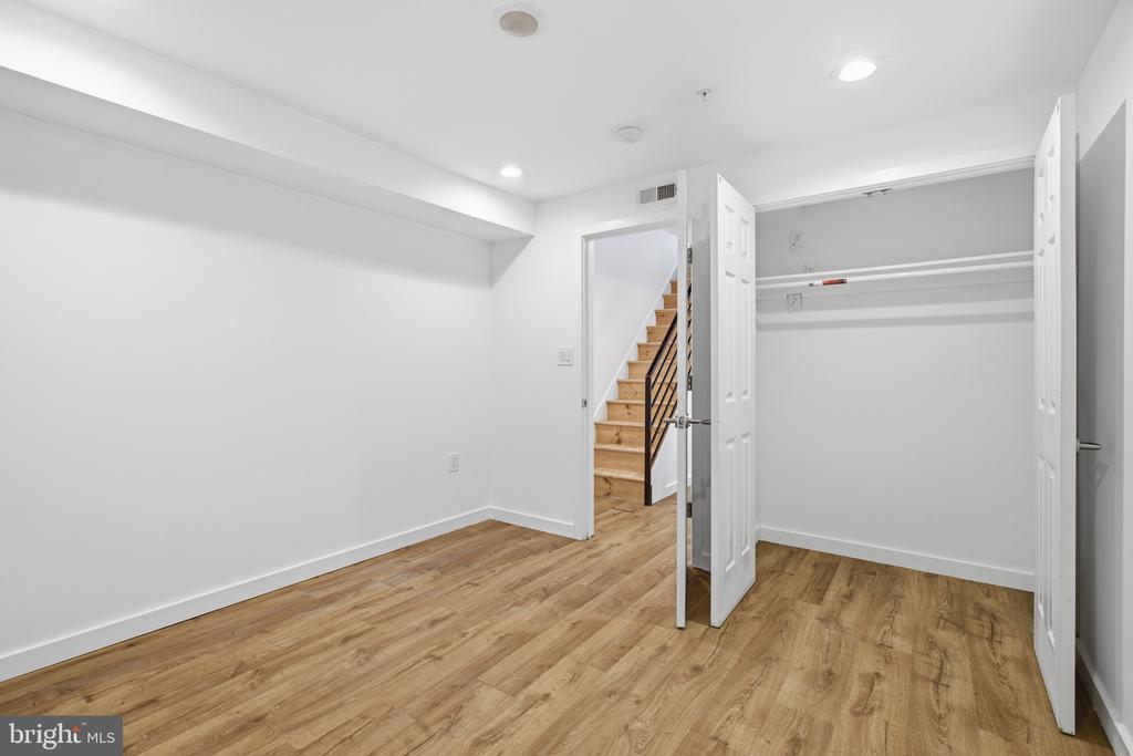 2162 E YORK STREET Unit: 1R