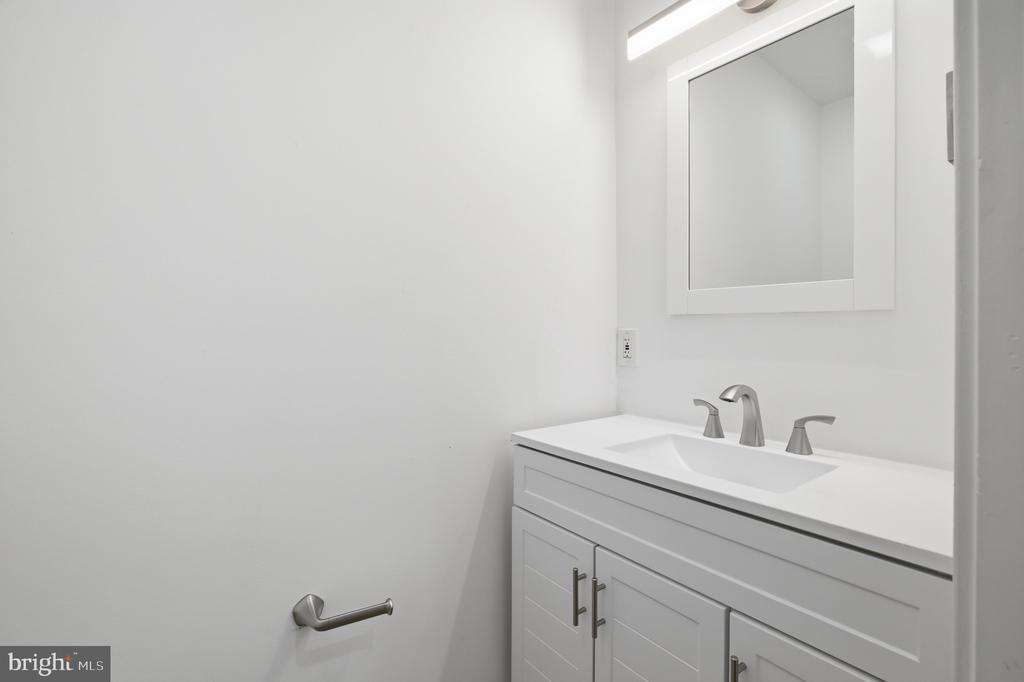 2162 E YORK STREET Unit: 1R