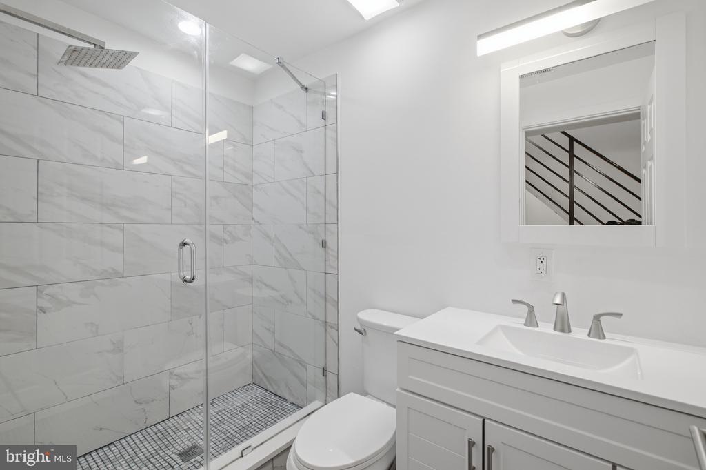 2162 E YORK STREET Unit: 1R