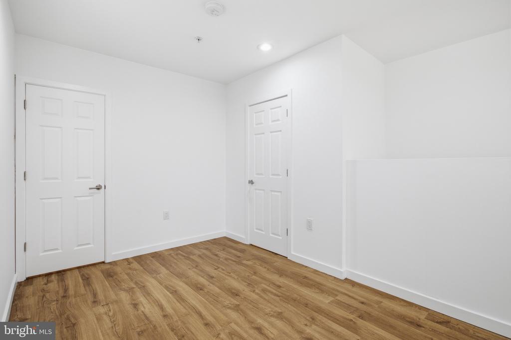 2162 E YORK STREET Unit: 1R