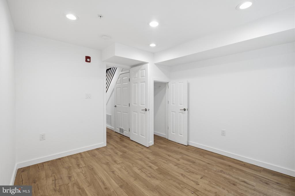 2162 E YORK STREET Unit: 1R