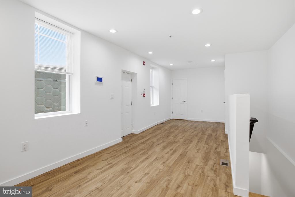 2162 E YORK STREET Unit: 1R