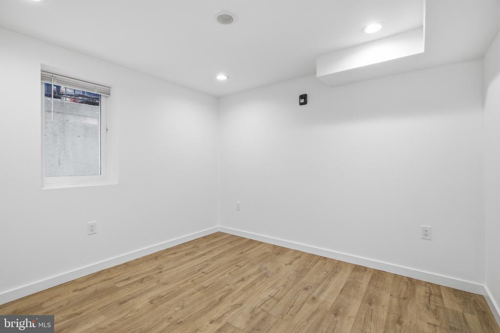 2162 E YORK STREET Unit: 1R