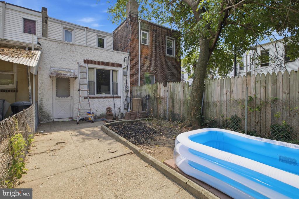 512 N GROSS STREET