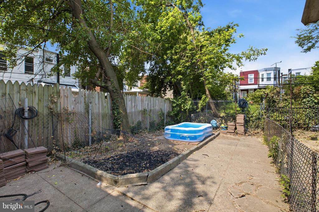 512 N GROSS STREET