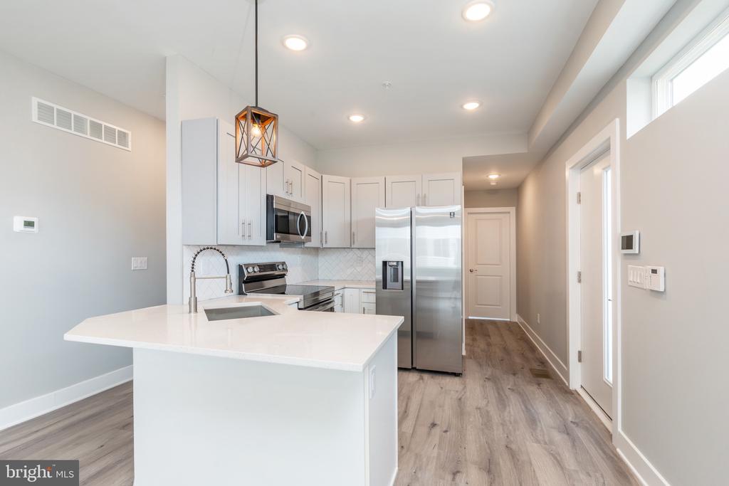 2729 W GLENWOOD AVENUE Unit: 1