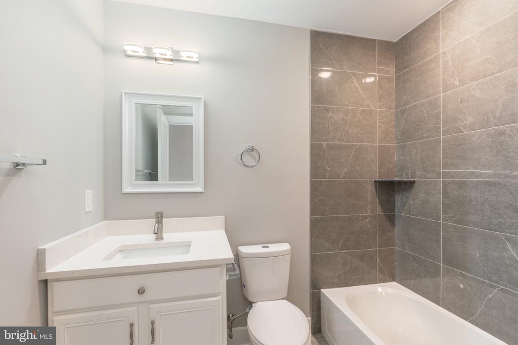 2729 W GLENWOOD AVENUE Unit: 1