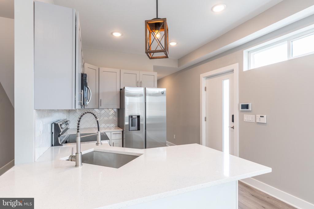 2729 W GLENWOOD AVENUE Unit: 1
