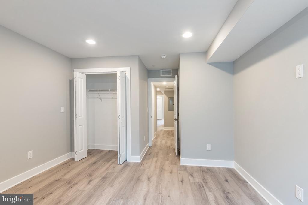2729 W GLENWOOD AVENUE Unit: 1
