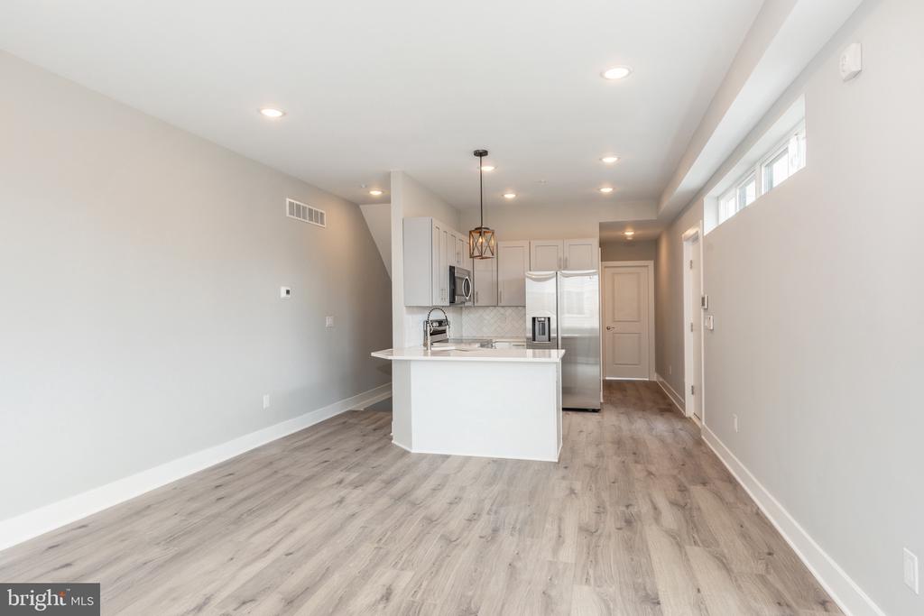 2729 W GLENWOOD AVENUE Unit: 1