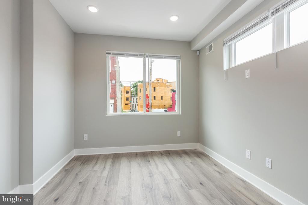 2729 W GLENWOOD AVENUE Unit: 1