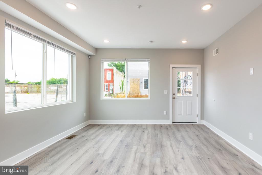 2729 W GLENWOOD AVENUE Unit: 1