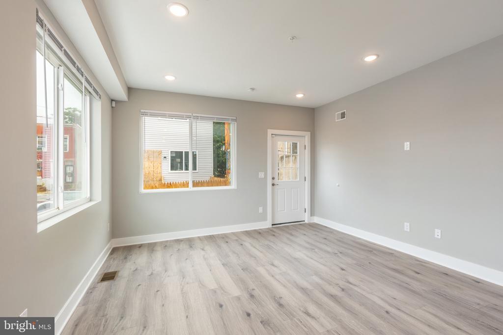 2729 W GLENWOOD AVENUE Unit: 1